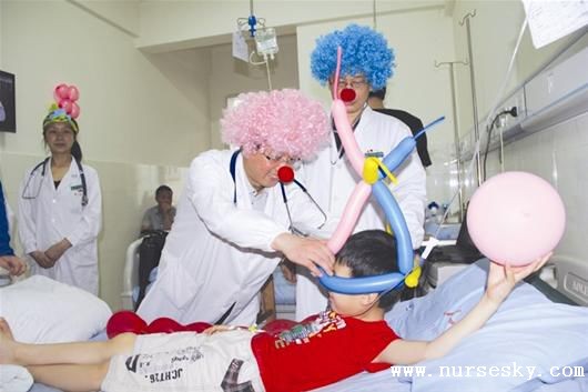 儿科病房里,医生护士变身卡通人物