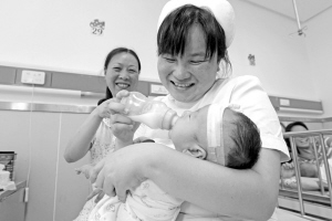 护士章春霞将自己的乳汁喂给患儿。